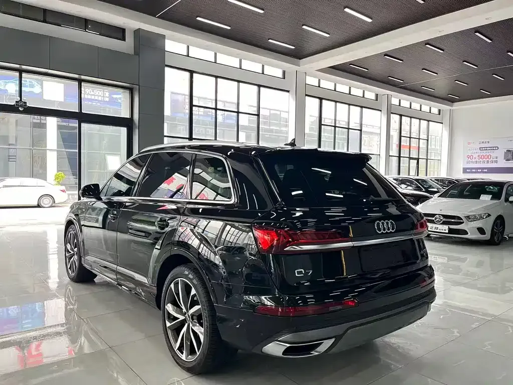 Audi Q7 2024 из CN, фото 5
