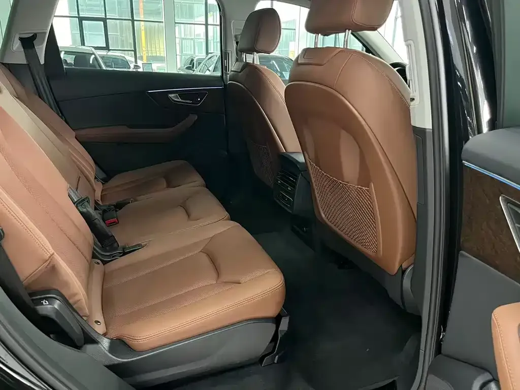 Audi Q7 2024 из CN, фото 9