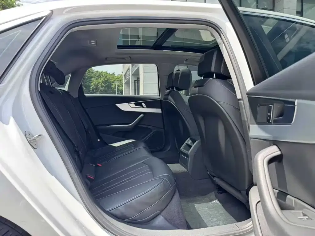 Audi A4L 2024 из CN, фото 4
