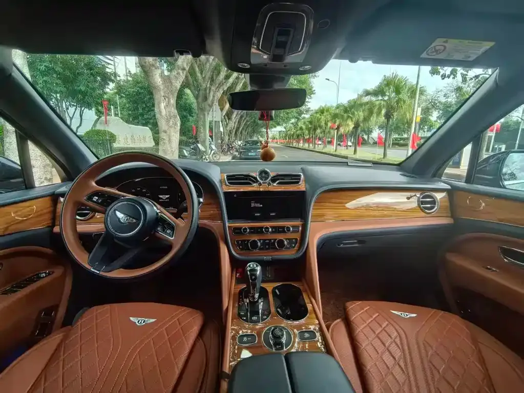 Bentley Bentayga 2023 из CN, фото 2
