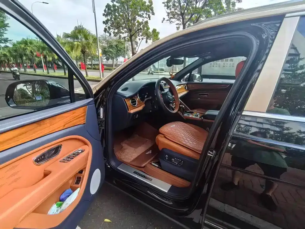 Bentley Bentayga 2023 из CN, фото 3