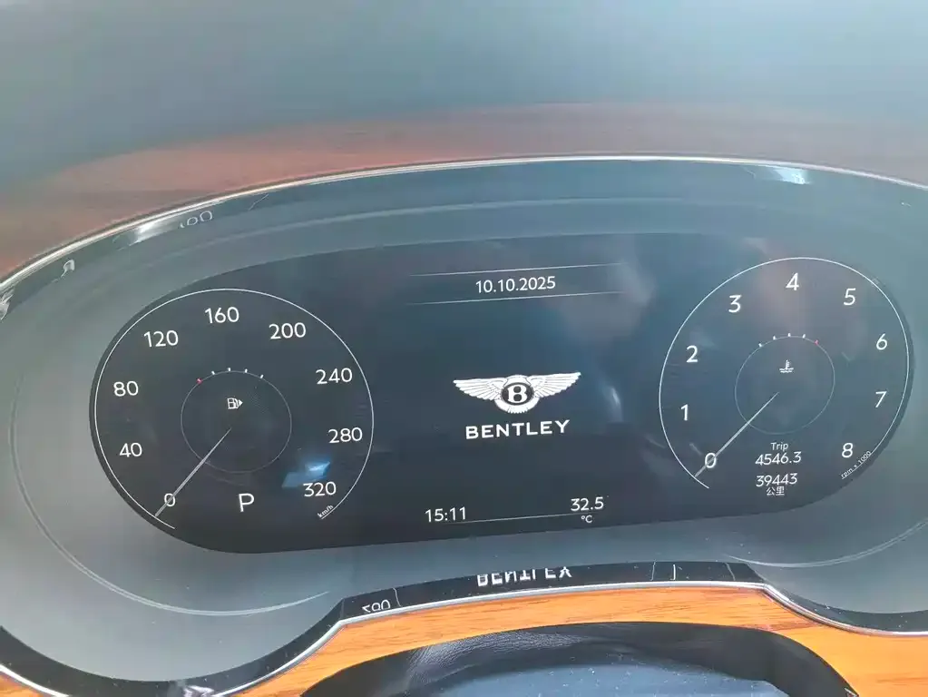 Bentley Bentayga 2023 из CN, фото 7