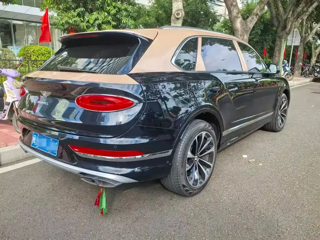 Bentley Bentayga 2023 из CN, фото 9