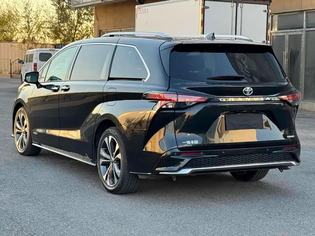 Toyota Granvia 2023 из CN, фото 4