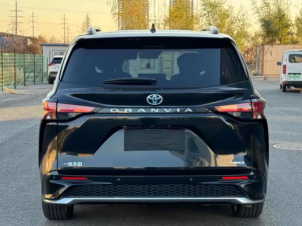 Toyota Granvia 2023 из CN, фото 5
