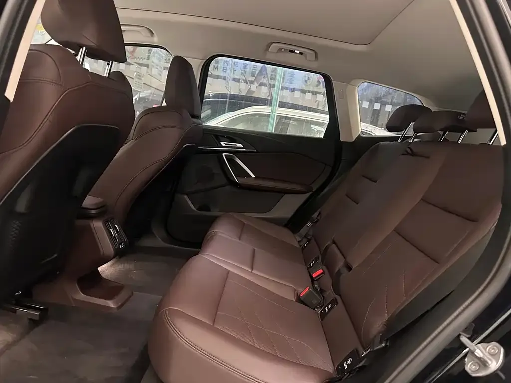 BMW iX1 2024 из CN, фото 8