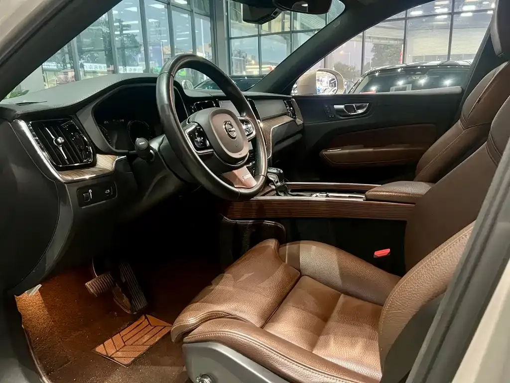 Volvo XC60 2021 из CN, фото 4