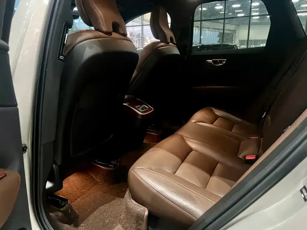 Volvo XC60 2021 из CN, фото 5
