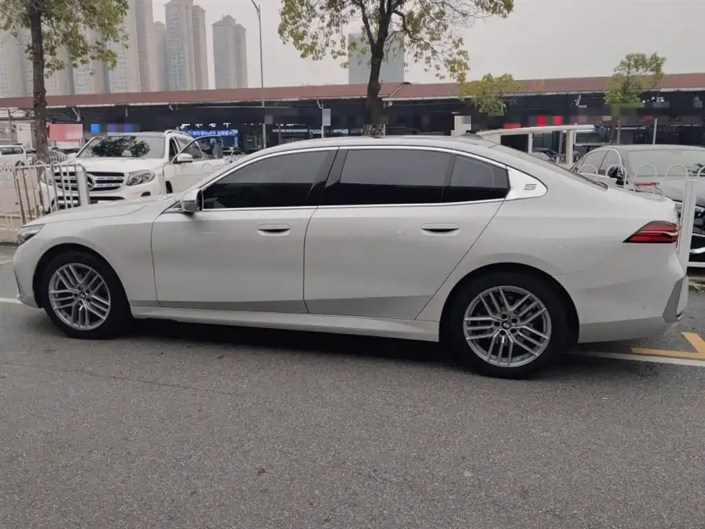 BMW 5 Series 2025 из CN, фото 5