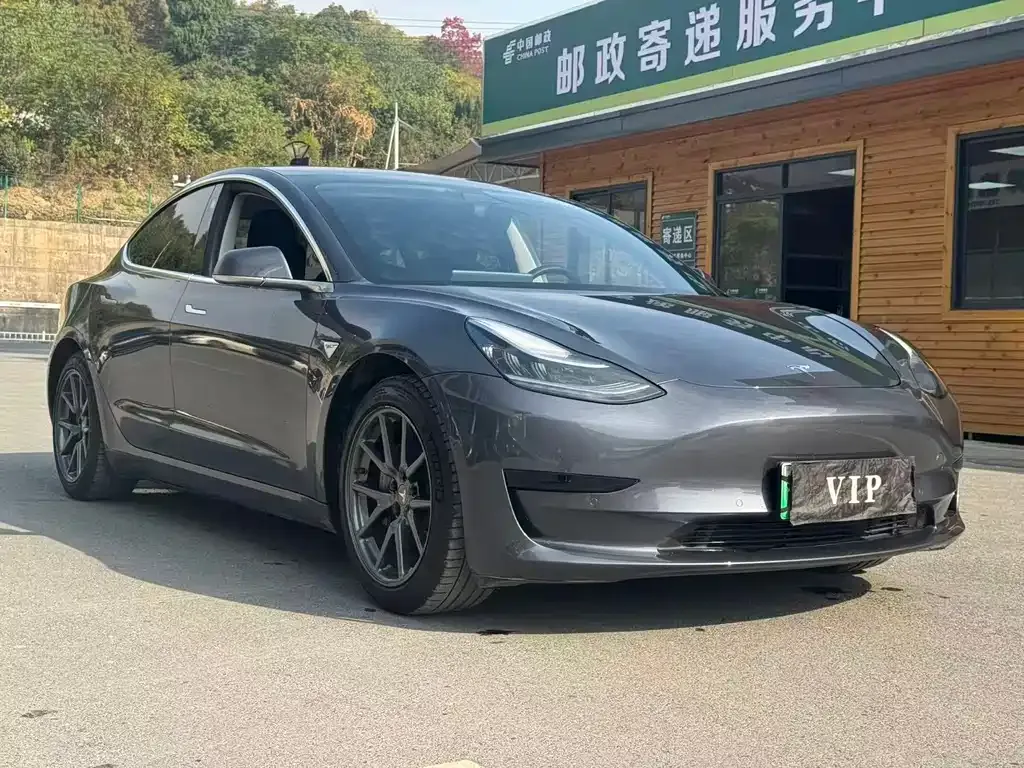 Tesla Model 3 — фото 1