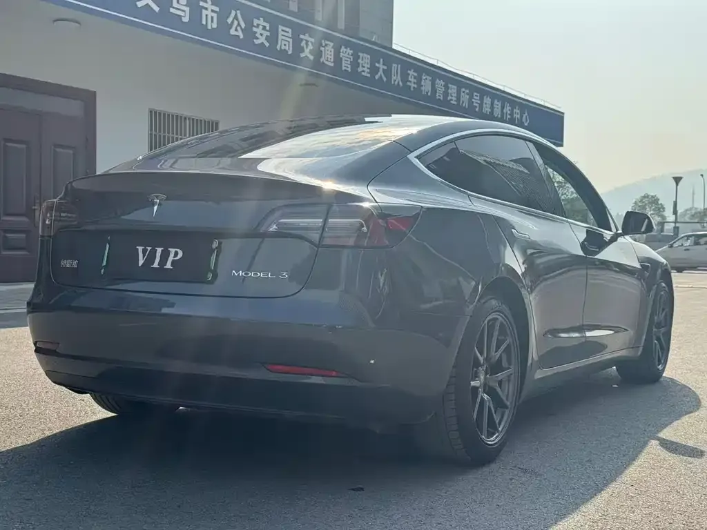 Tesla Model 3 — фото 6