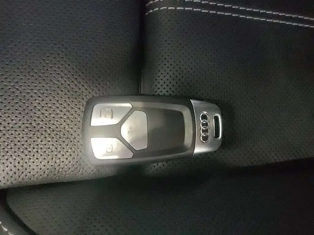 Audi A4L 2023 из CN, фото 9