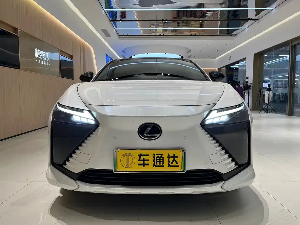 Lexus RZ — фото 1