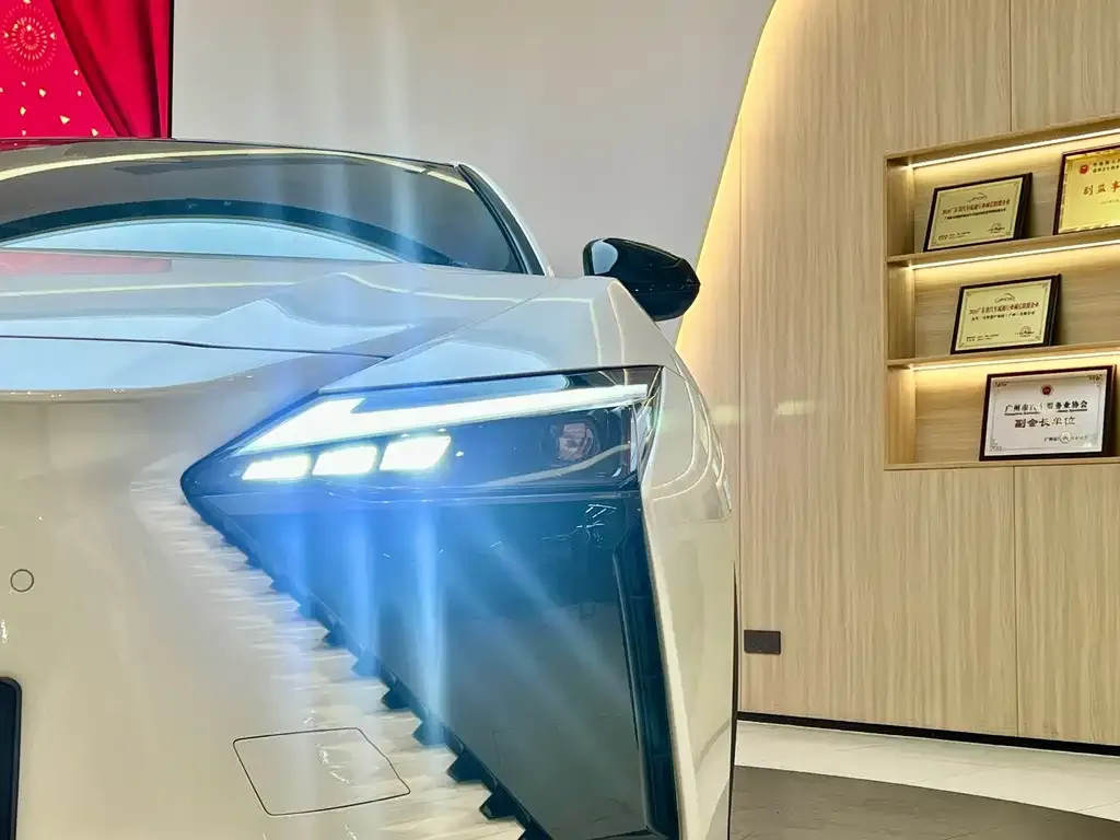 Lexus RZ — фото 2