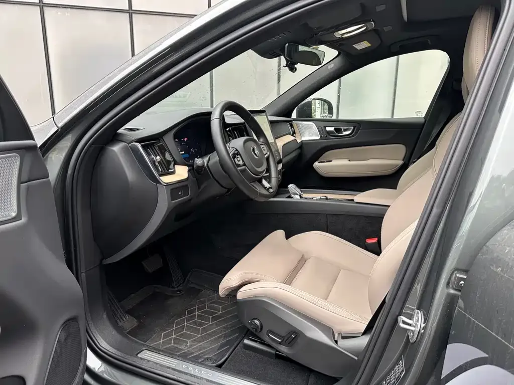 Volvo XC60 2025 из CN, фото 2