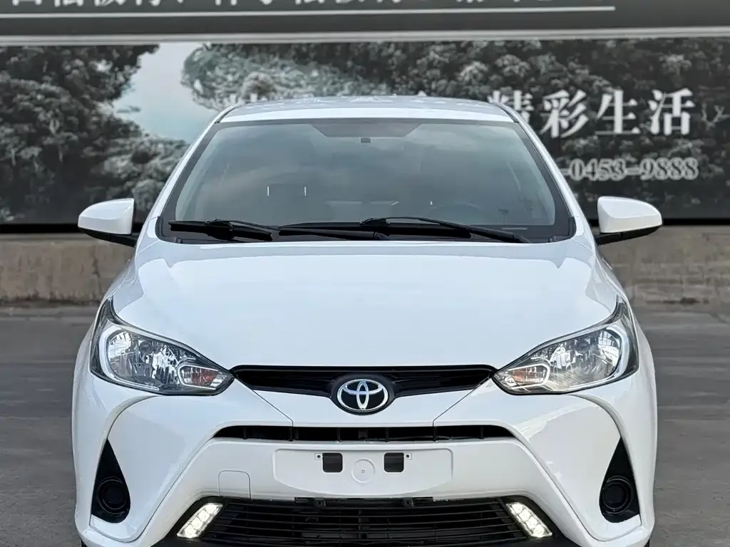 Toyota Yaris L — фото 1