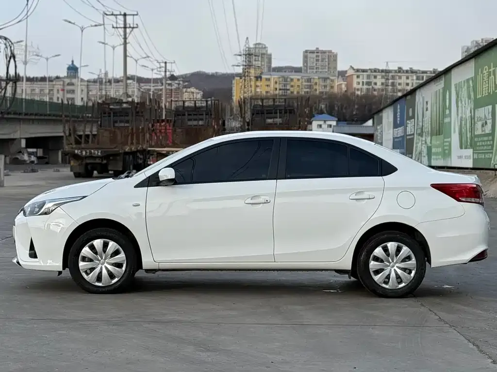 Toyota Yaris L — фото 3