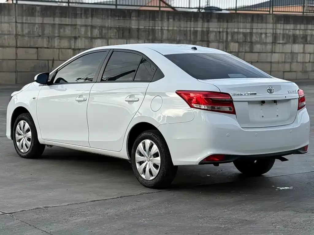 Toyota Yaris L — фото 4