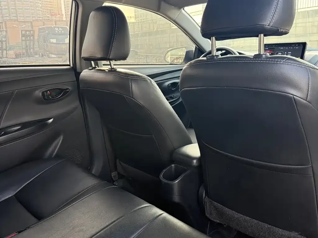 Toyota Yaris L — фото 8