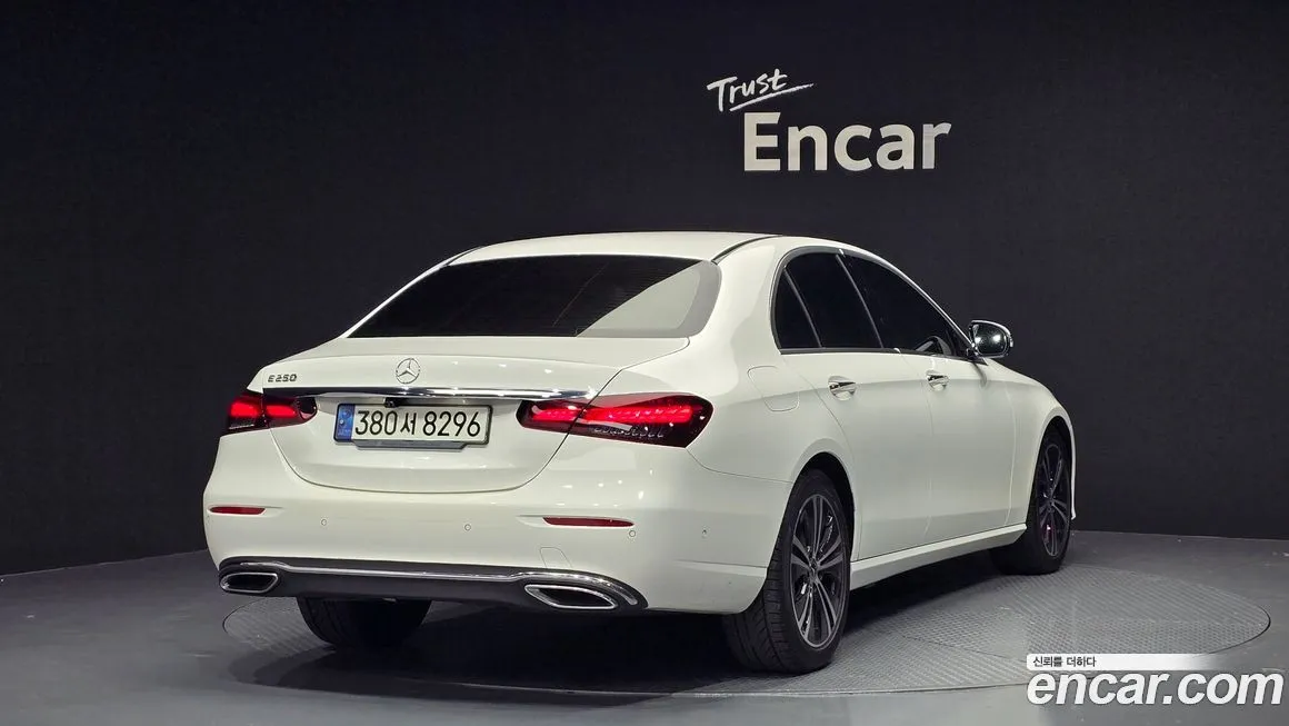 Mercedes-Benz E-Class — фото 2