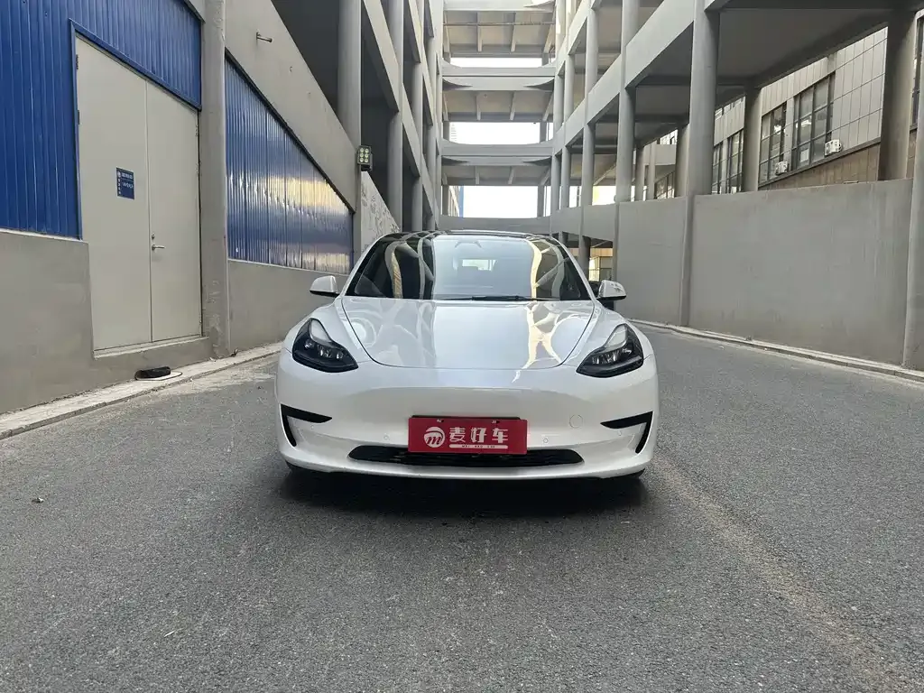 Tesla Model 3 — фото 1