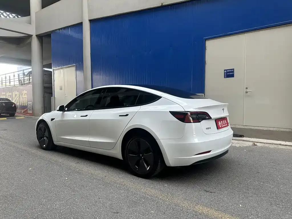 Tesla Model 3 — фото 9