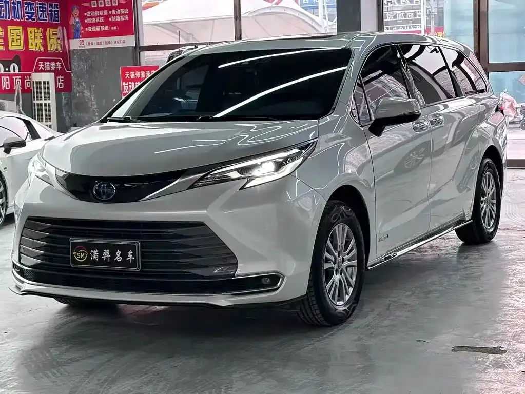 Toyota Sienna — фото 1