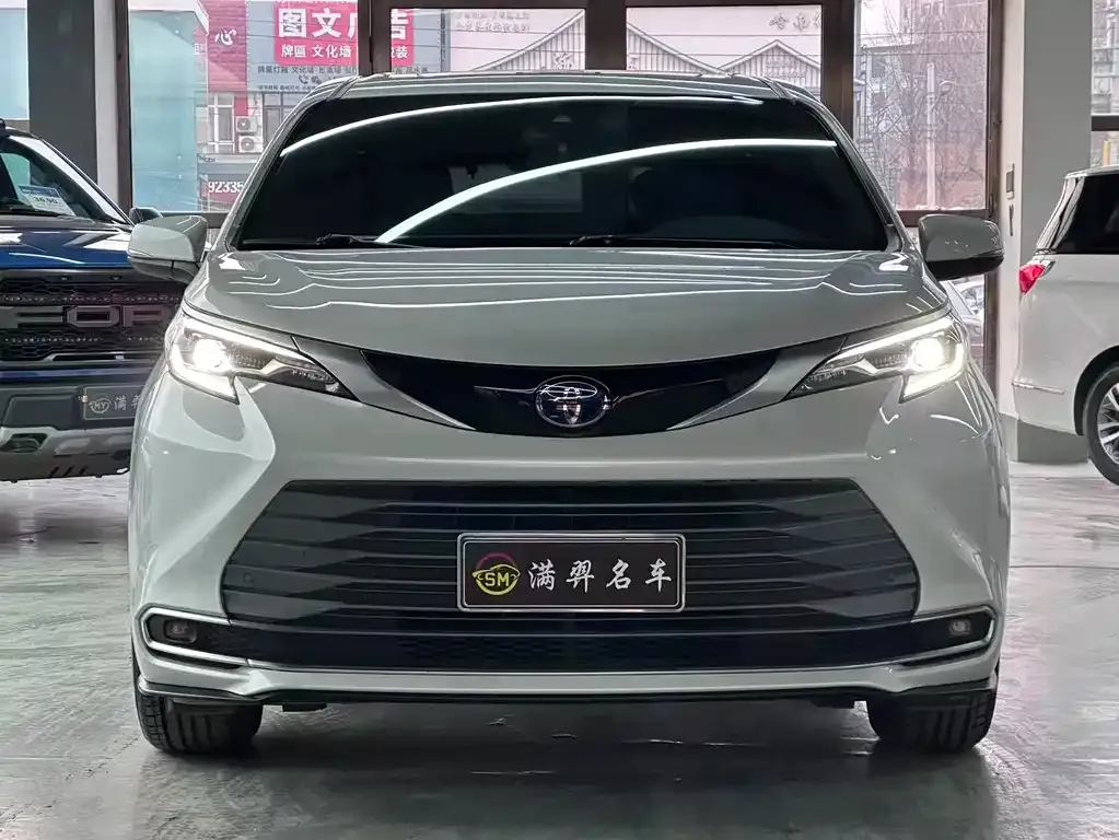 Toyota Sienna — фото 7
