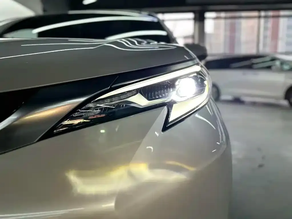 Toyota Sienna — фото 2