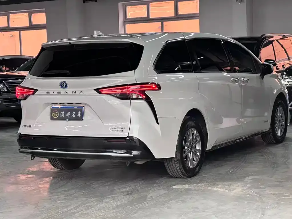 Toyota Sienna — фото 8