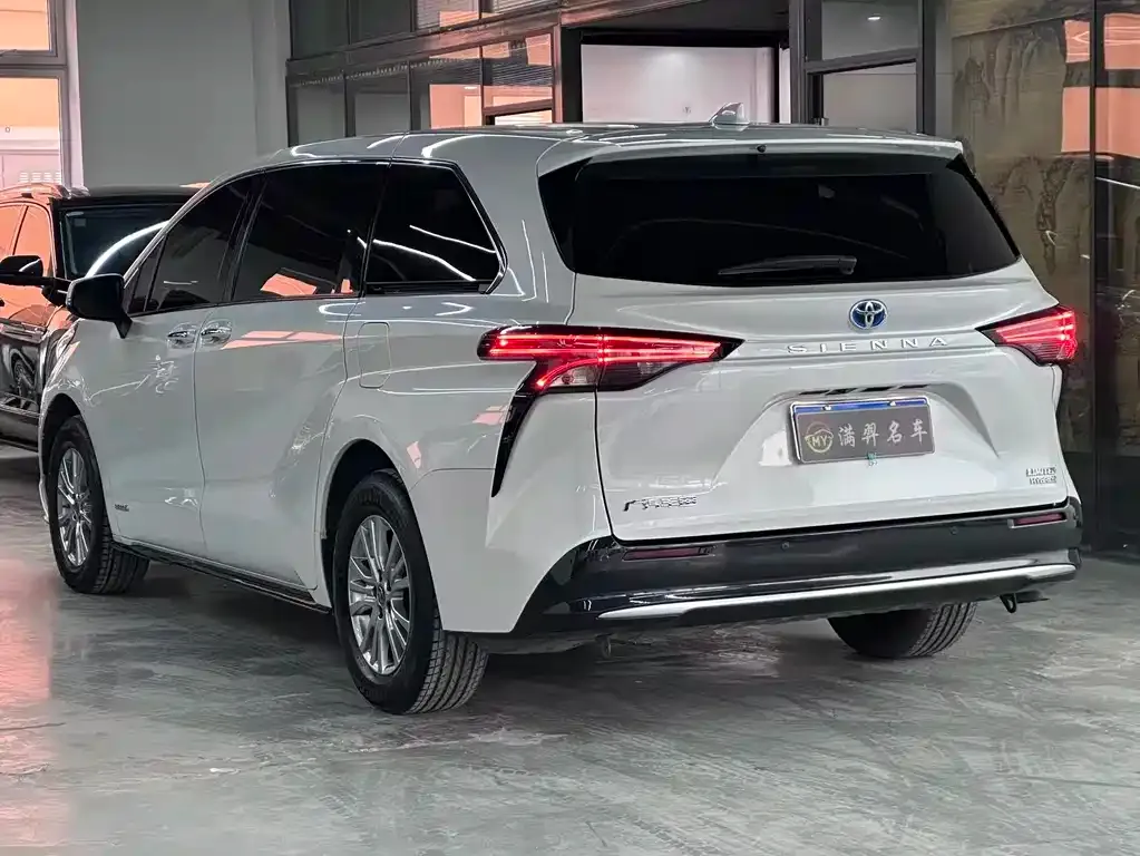 Toyota Sienna — фото 9