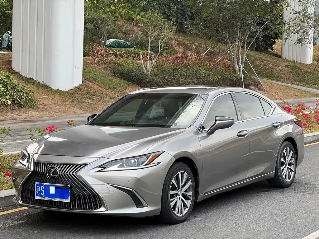 Lexus ES — фото 1