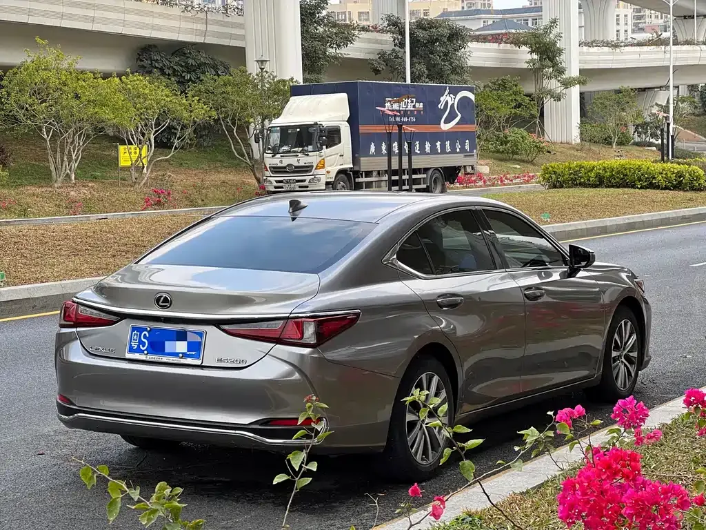 Lexus ES — фото 10