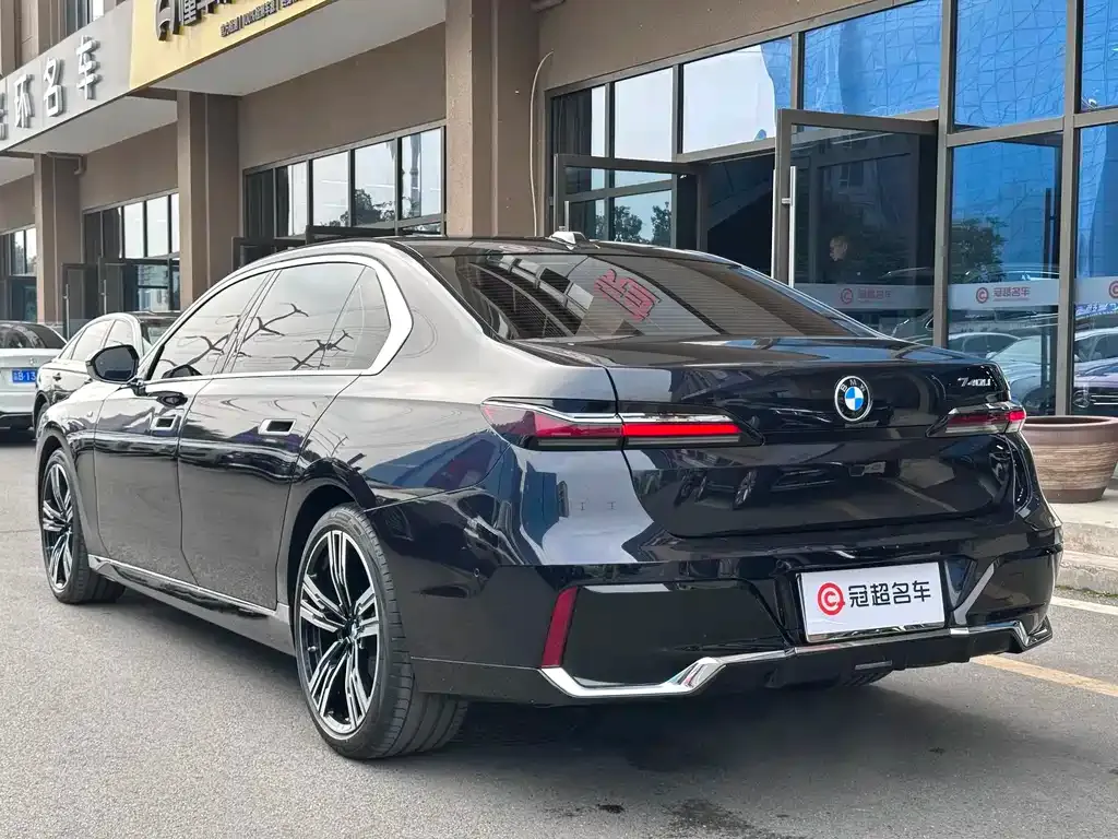 BMW 7 Series — фото 10