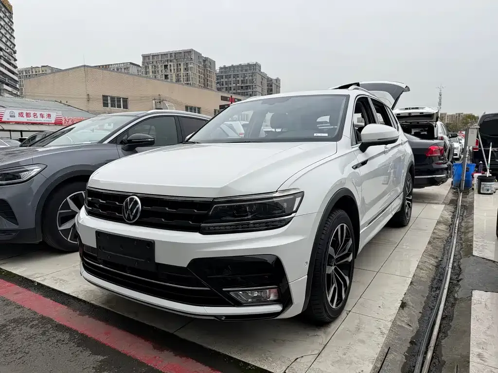 Volkswagen Tiguan L — фото 1