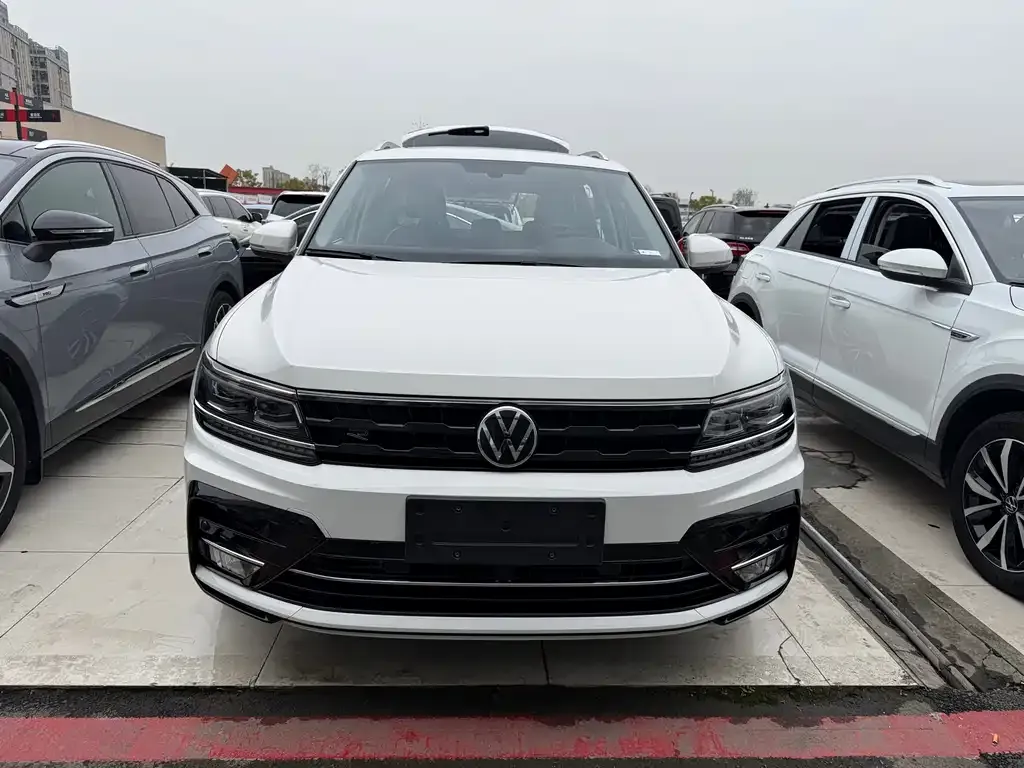 Volkswagen Tiguan L — фото 8
