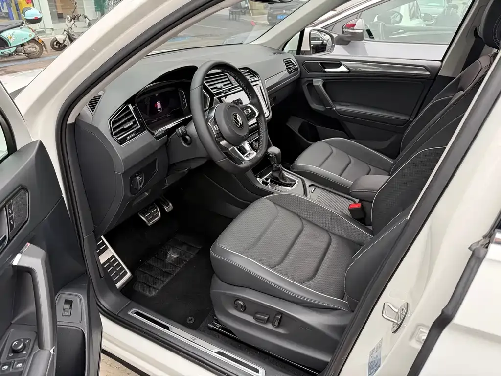 Volkswagen Tiguan L — фото 6