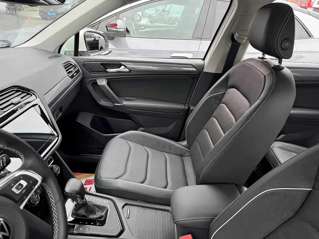 Volkswagen Tiguan L — фото 9