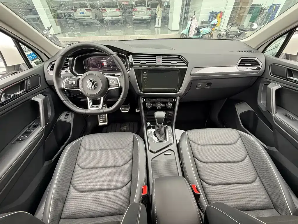 Volkswagen Tiguan L — фото 10