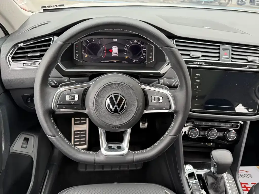 Volkswagen Tiguan L — фото 3