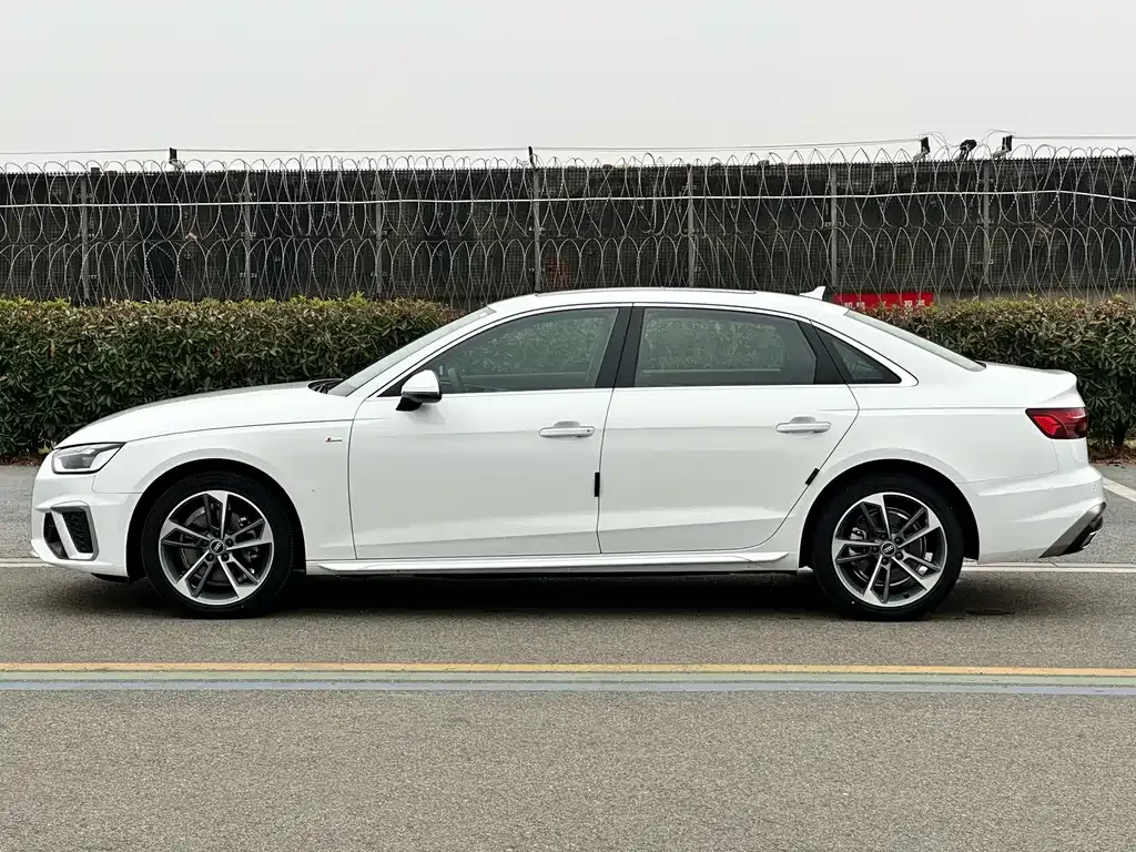 Audi A4L 2023 из CN, фото 7