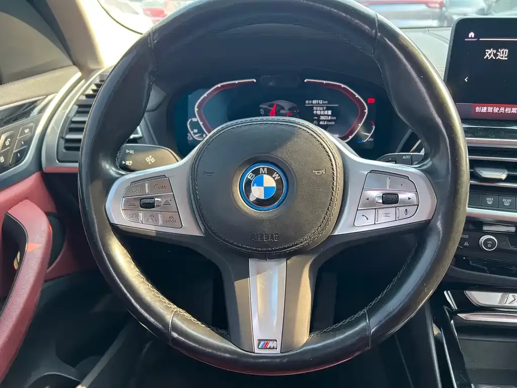 BMW iX3 — фото 3