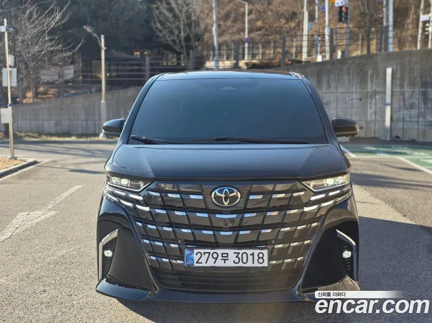Toyota Alphard — фото 1