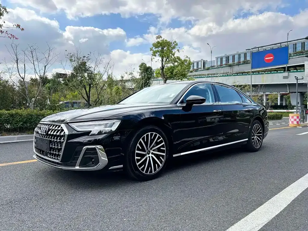 Audi A8 — фото 1