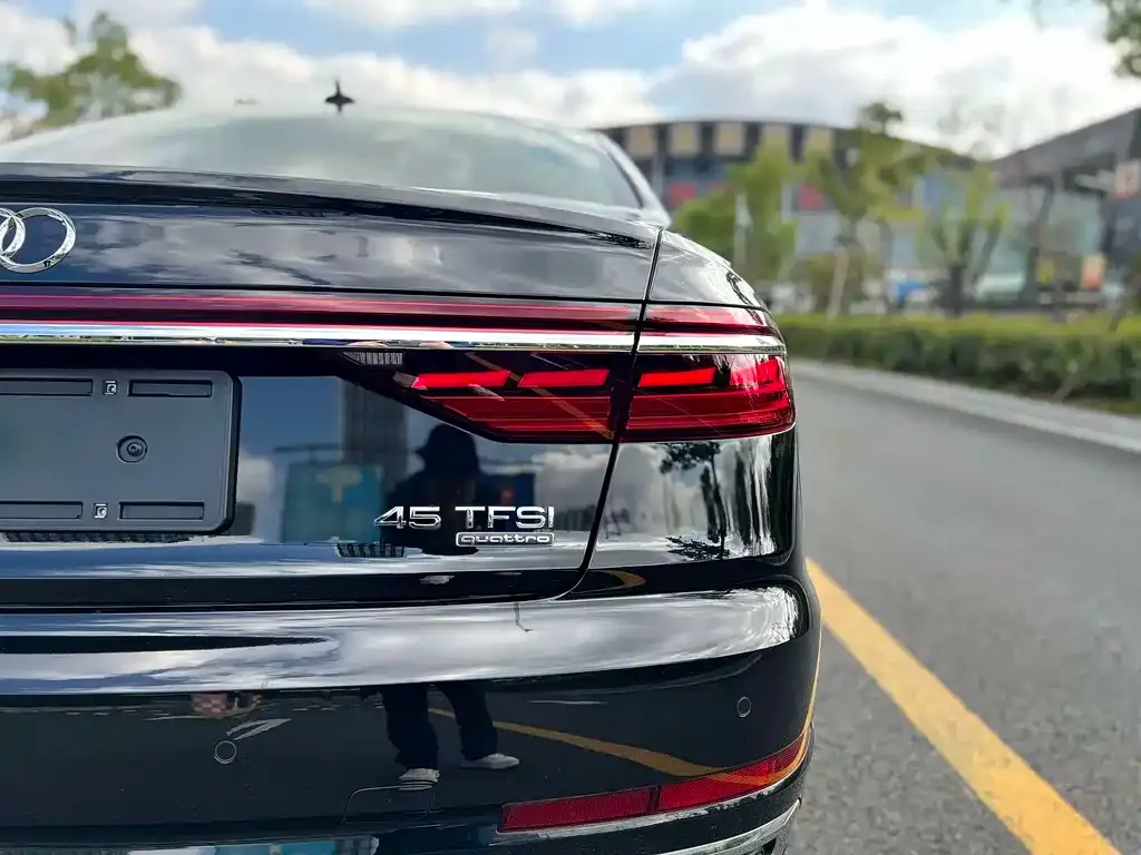 Audi A8 — фото 2