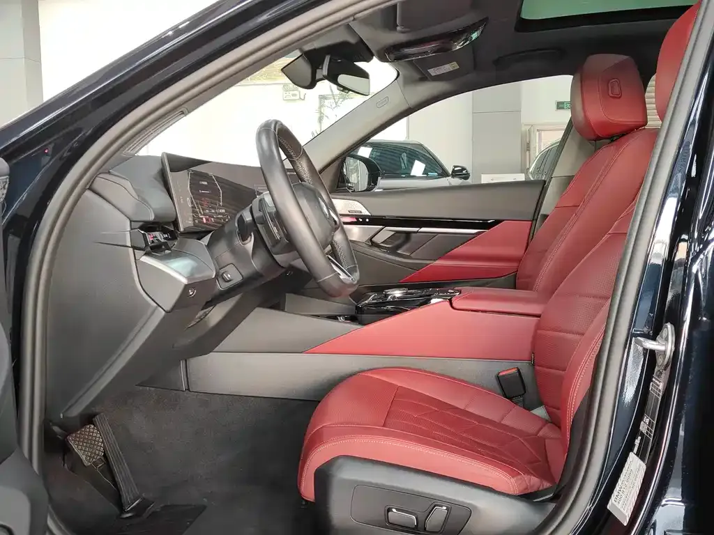 BMW 5 Series 2025 из CN, фото 5