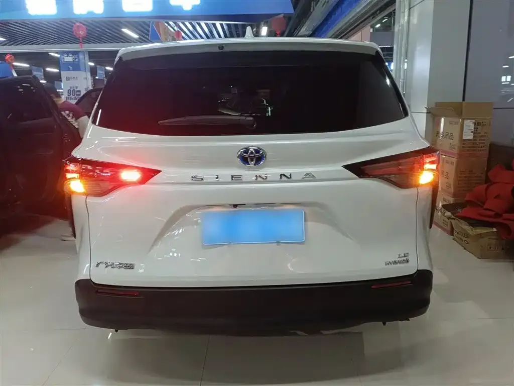 Toyota Sienna 2023 из CN, фото 2