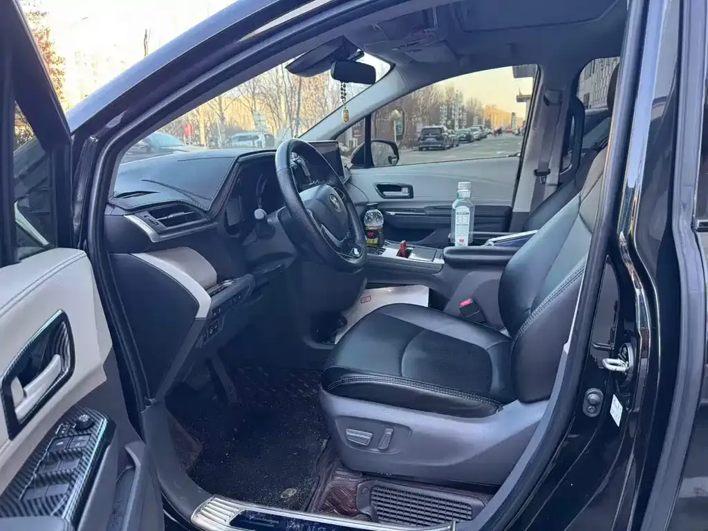 Toyota Sienna 2023 из CN, фото 3
