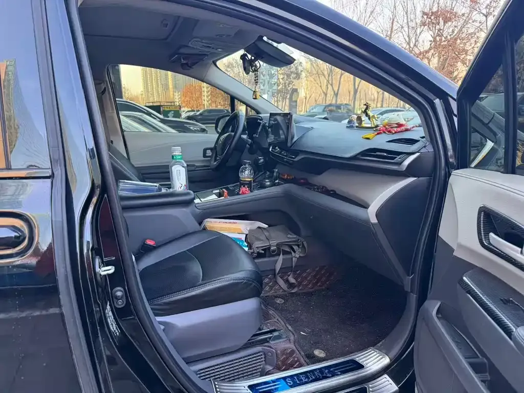 Toyota Sienna 2023 из CN, фото 4