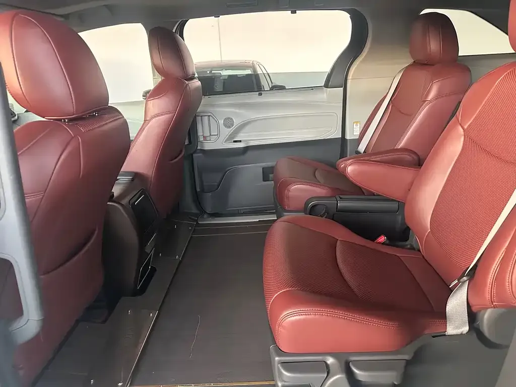 Toyota Sienna 2022 из CN, фото 4